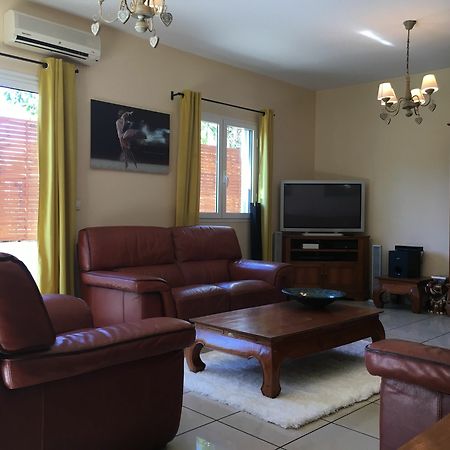 House With 5 Rooms In Etang Sale, With Wonderful Mountain View, Enclos 외부 사진