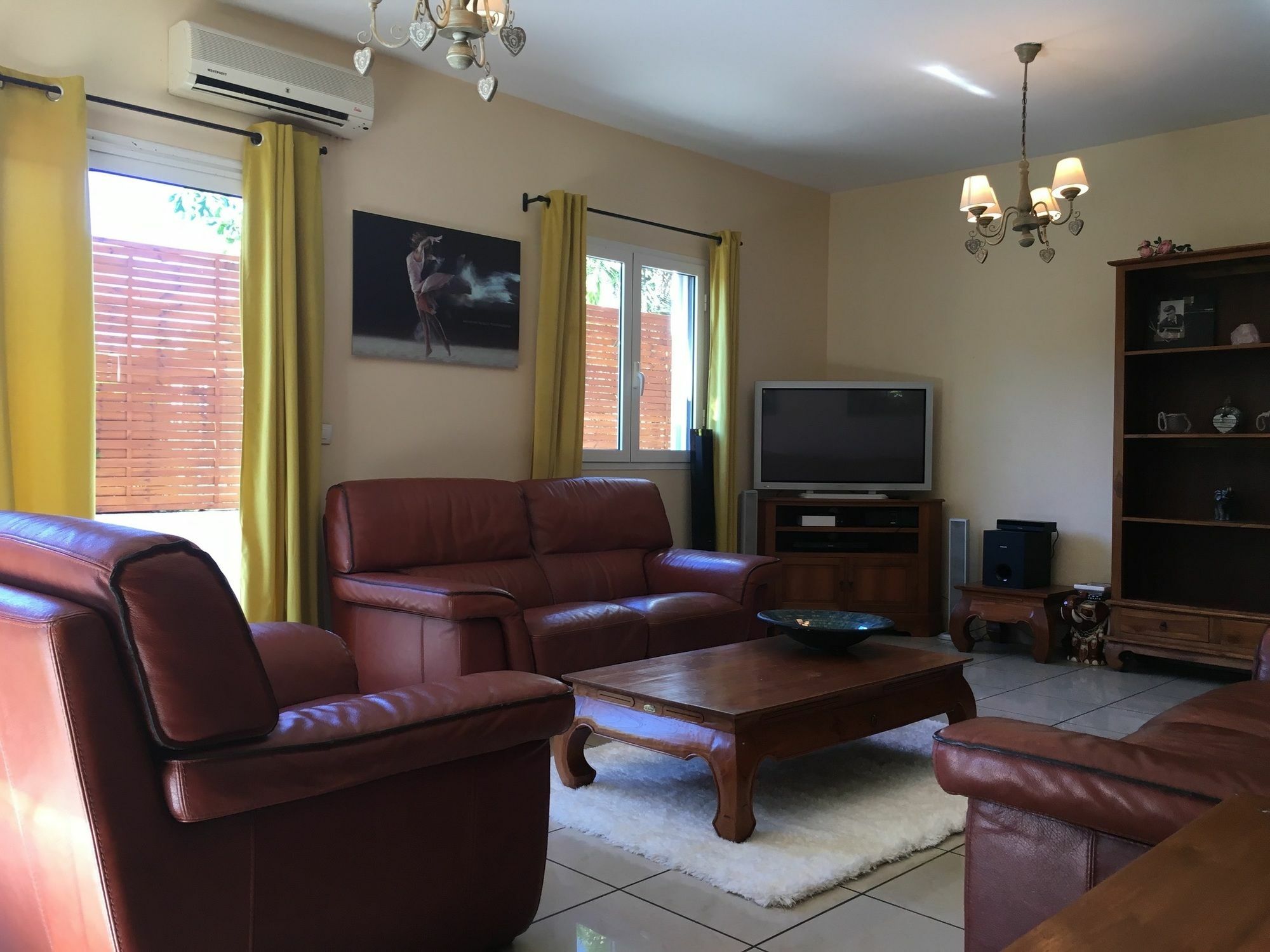House With 5 Rooms In Etang Sale, With Wonderful Mountain View, Enclos 외부 사진