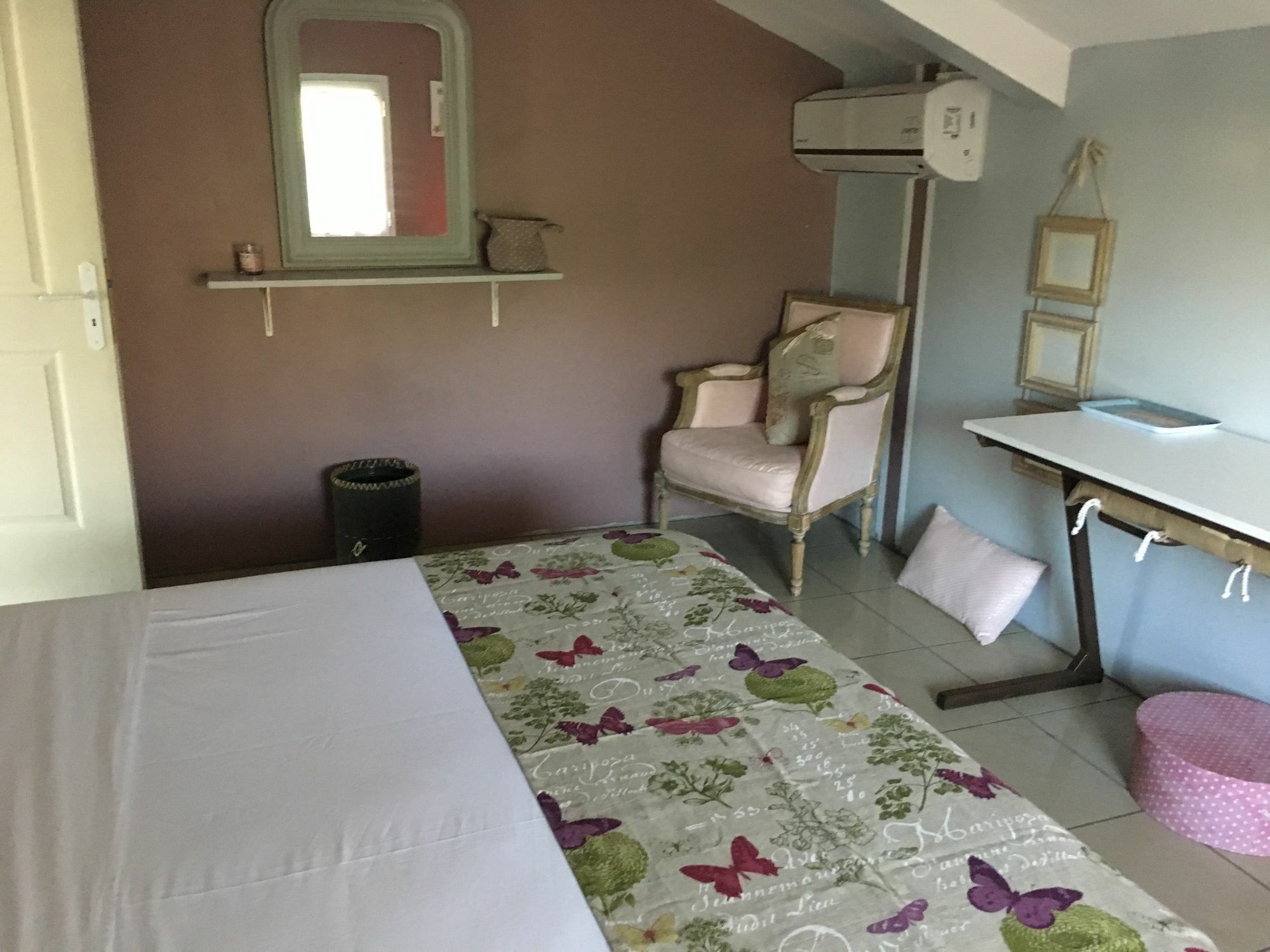 House With 5 Rooms In Etang Sale, With Wonderful Mountain View, Enclos 외부 사진