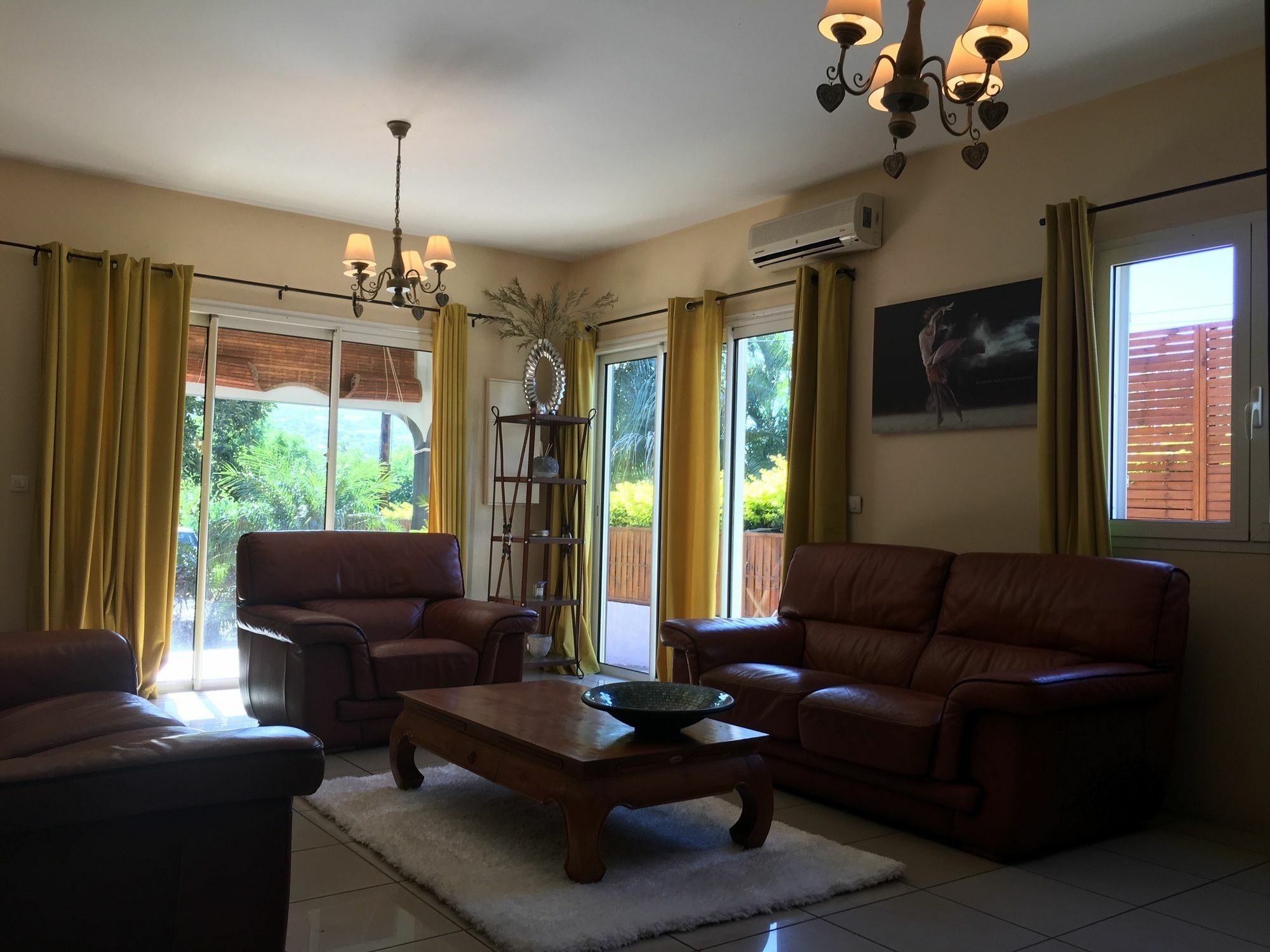 House With 5 Rooms In Etang Sale, With Wonderful Mountain View, Enclos 외부 사진
